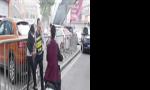 温州：女子横穿马路被交警制止 自解衣扣称遭非礼(图)