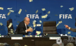 FIFA发布会被打断 抗议者钱砸布拉特(图)