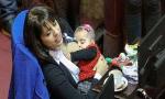 阿根廷女议员议会上哺乳 美女议员这样做真的好吗[图]