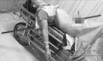 温州一工人高空作业是跌落 拇指粗钢筋戳穿腹部[图]
