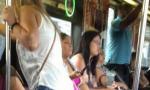 纽约华裔女裸上身乘地铁 男乘客挤满车厢(图) 