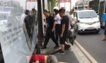 南京轿车失控冲向公交站台 撞倒一片人(图/慎入) 