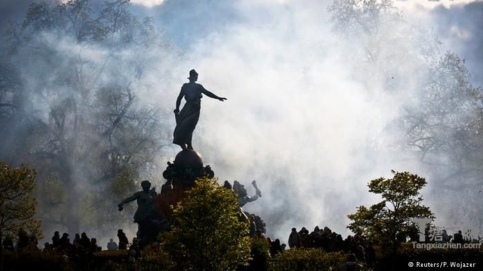 Frankreich Paris Proteste Tränengas Statue 