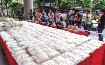 5月5日，“1·26”特大走私毒品案缴获的冰毒、枪支、毒资等涉案物品在东莞市边防支队展示。新华社发