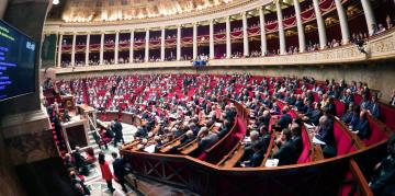 不信任提案遭否 法国政府仍面临左翼压力