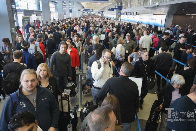 芝加哥欧海尔机场因运输安全局人手不足，旅客塞满机场大厅等候安检。 （Getty Images）