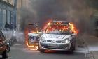 法国警察示威政府表示支持 反警察示威者放火焚烧警车