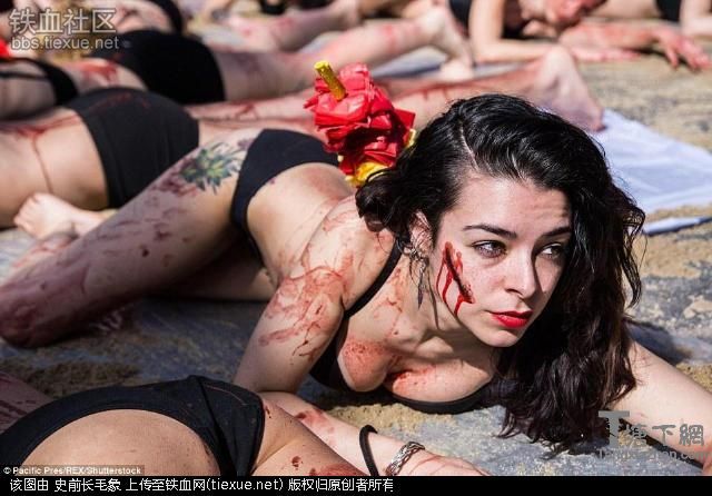 西班牙抗议者裸身洒血变“人肉保鲜盒”