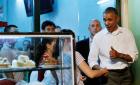 美国总统奥巴马越南出糗 乱扔垃圾捡桌上肉吃(图)
