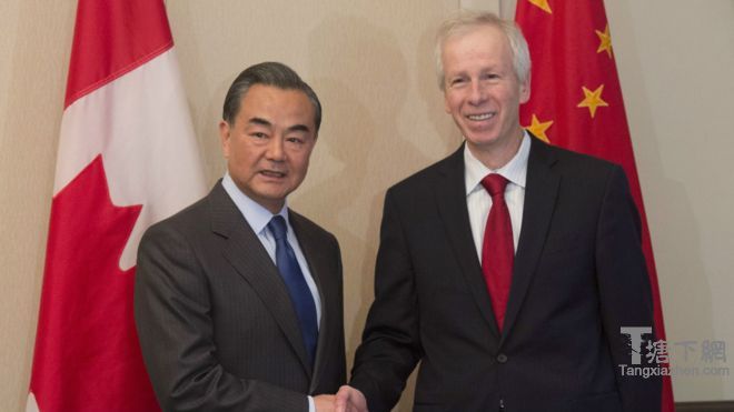 左：中国外交部长王毅 右：加拿大外交部长斯蒂文•迪翁（Stephane Dion）