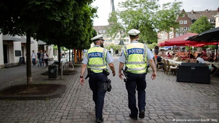Düsseldorf Polizisten gehen Streife in der Altstadt