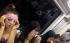 北京地铁上女子拿安全套当面膜 被指低俗营销(图)