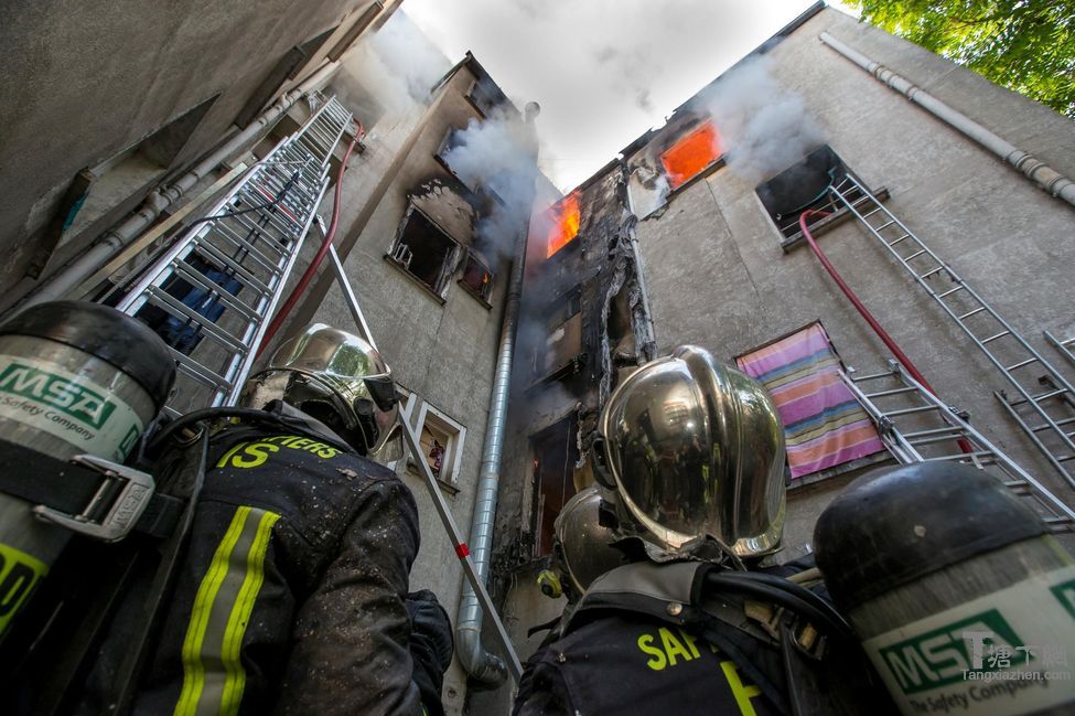 Les pompiers sont intervenus dans la soirée de lundi dans cet immeuble de Saint-Denis, au nord de Paris. 