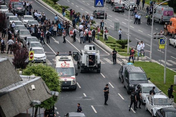 土耳其伊斯坦布尔的警用巴士于2016年6月7日遭到炸弹攻击，已造成11人死亡。（OZAN KOSE/AFP/Getty Images）