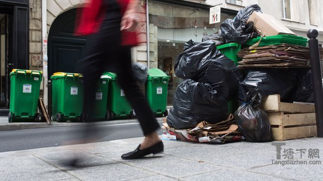 La mairie de Paris va faire appel à des sociétés privées pour enlever les déchets dans la ville.