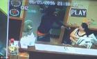 美国中餐馆华裔夫妇空手夺下劫匪枪 砍伤歹徒【图】