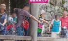 中国游客跳进日本名泉接水 网友：素质都没了(图)