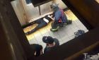 慎入！纽约客卷入地铁下 身体巴住月台保命(图)