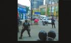 四川德阳市两女毒贩劫持5人持枪拒捕 特警5秒救人(组图)