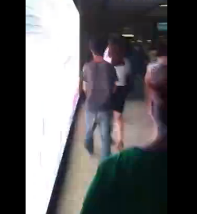 北京地铁现色狼猥亵女孩 路人追拍并出手制止(图)