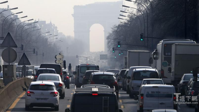 交通拥堵在巴黎2014年3月。