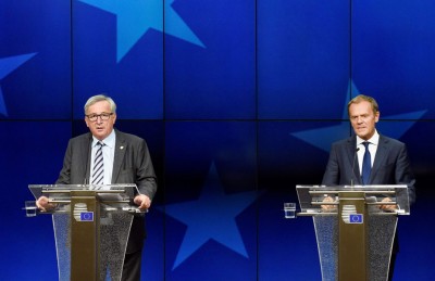 欧洲理事会主席图斯克（左）和欧盟委员会主席容克会记者。（法新社照片）