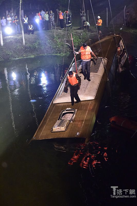 载30人客车在津蓟高速宝坻段落水 已发现4人生还