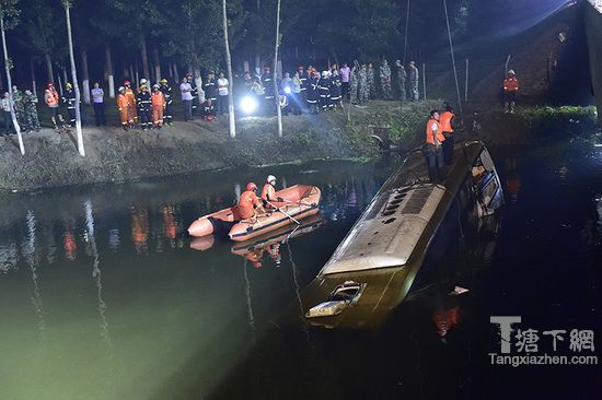 载30人客车在津蓟高速宝坻段落水 已发现4人生还