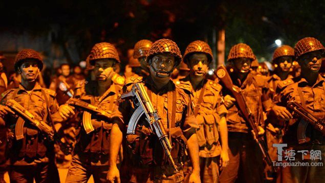 Des soldats sont postés près du restaurant qui a été la cible d’une attaque à Dacca, au Bangladesh.