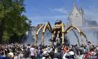 法国巨型机械蜘蛛上街引民众围观 如科幻世界(图)