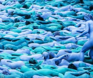 玩脱了！三千多人全裸涂成蓝色是要闹哪样(组图)