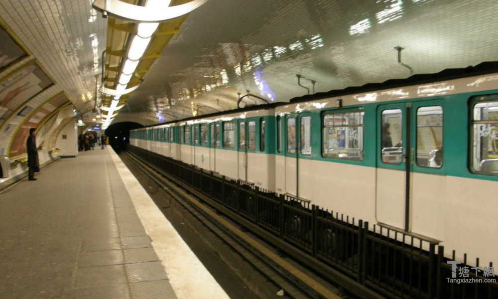一名男子触电死亡与铁轨，车站克莱贝尔巴黎地铁的接触。 （图图）