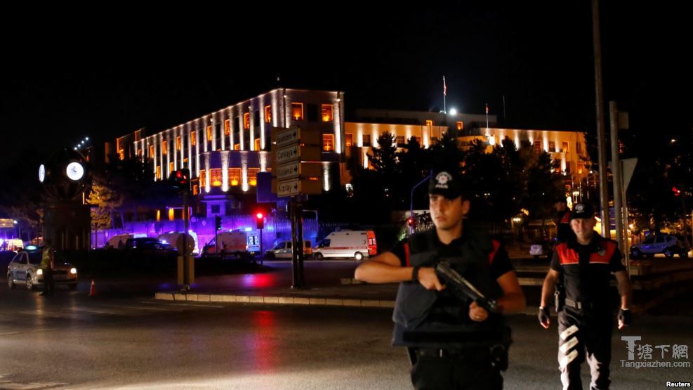 2016年7月15日，土耳其部队封锁了首都伊斯坦布尔的主要交通要道，以应对可能发生的军事政变。