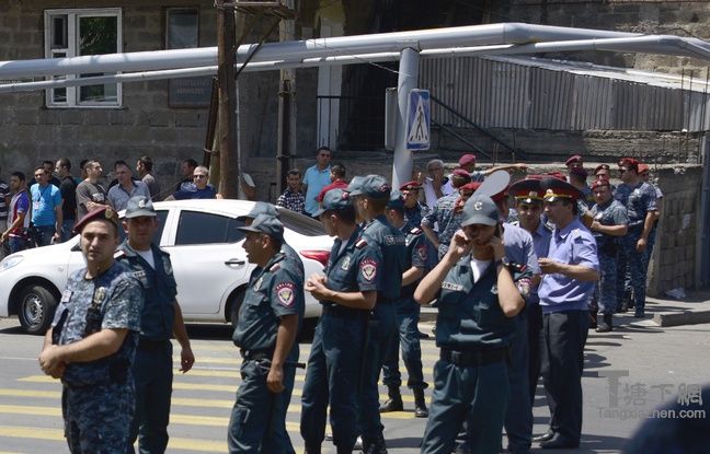 亚美尼亚要想在警察大楼前堵在路上的力量，其中几个人作为人质，2016年7月17日在埃里温。