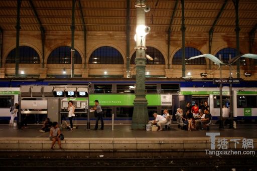 交通是一个电力变压器的大火，瘫痪Gare du Nord火车站，2016年7月19日在巴黎©AFP MATTHEW ALEXANDER后的下午6点30中断