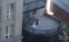 大叔裸战芝加哥五星酒店阳台 两女跪食
