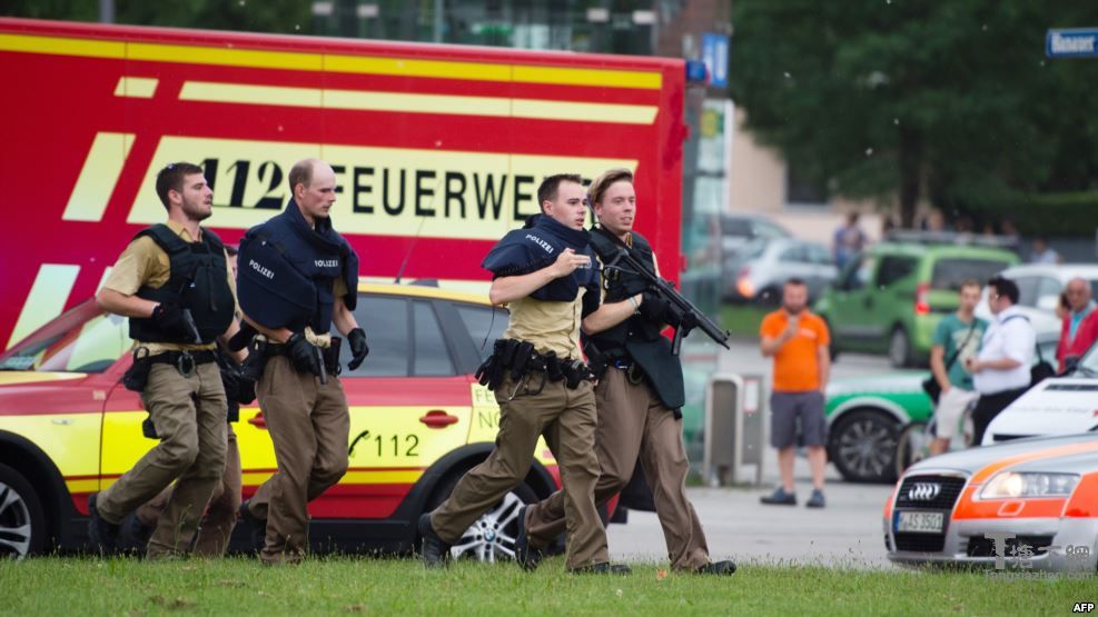2016年7月22日慕尼黑大批警察在枪击发生地点附近警戒。