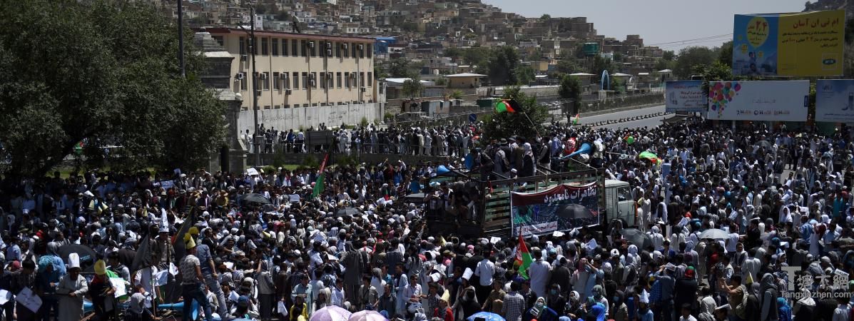 Les manifestants, issus de la minorité hazara, protestaient contre un projet de ligne à haute tension qui délaisse leur territoire.