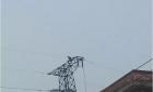 温州瓯海区惊险一幕！一名男子爬上高压电线塔威胁欲轻生