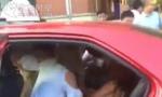 外国女子在中国出租车上打架露底走光 群众围观