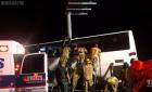 美国加州一辆巴士失控撞广告牌酿五死