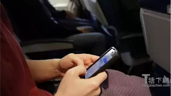 图说：坐飞机玩手机或将被严罚。网络图