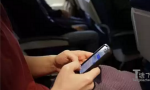 国内：注意！以后坐飞机玩手机可能被罚5万(图)