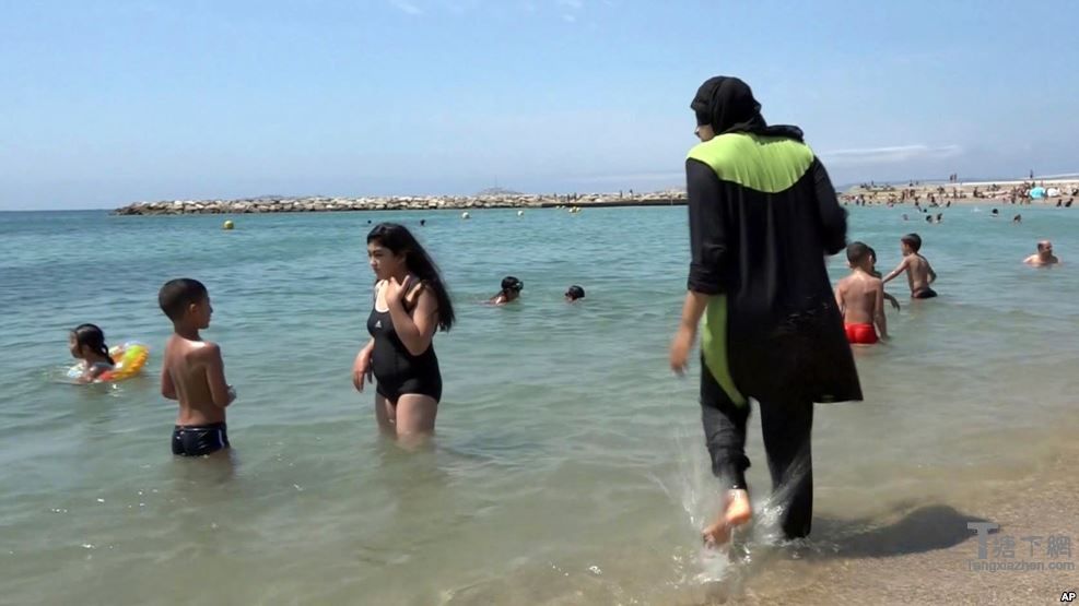20岁的穆斯林女子尼丝莱恩·萨马利穿着传统穆斯林服装在法国南部马赛海边戏水。（2016年8月4日）