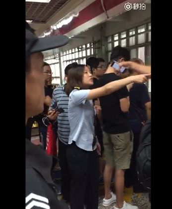 实拍：北京地铁女员工辱骂乘客“臭外地人”(图)