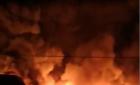 温州龙湾区滨海六道21路交叉口一废旧皮革堆垛发生火灾