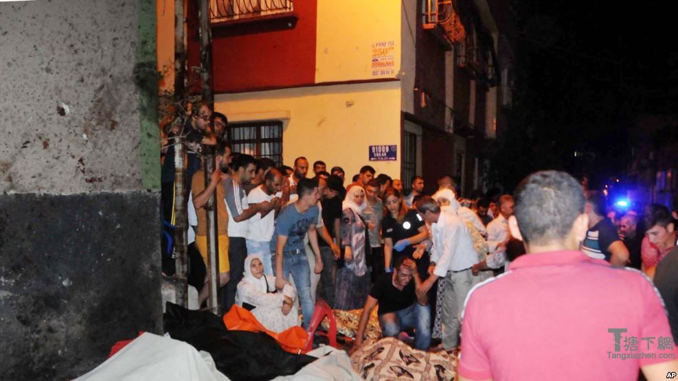 在土耳其加济安泰普省的爆炸事件后人们的反应（2016年8月21日）