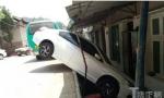 温州瓯海区郭溪街道一女司机 刚买新车才3天就出车祸