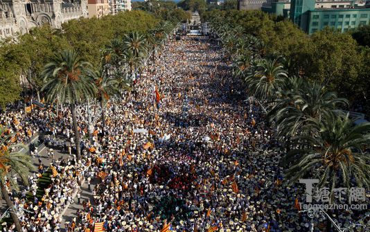 Au moins 540 000 personnes ont manifesté à Barcelone, dimanche.