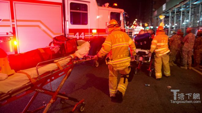 纽约消防急救人员在切尔西区爆炸现场搬运担架（17/9/2016）